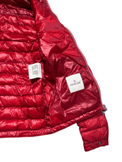 Moncler piros steppelt kabát belseje, címkékkel, streetwear stílusban