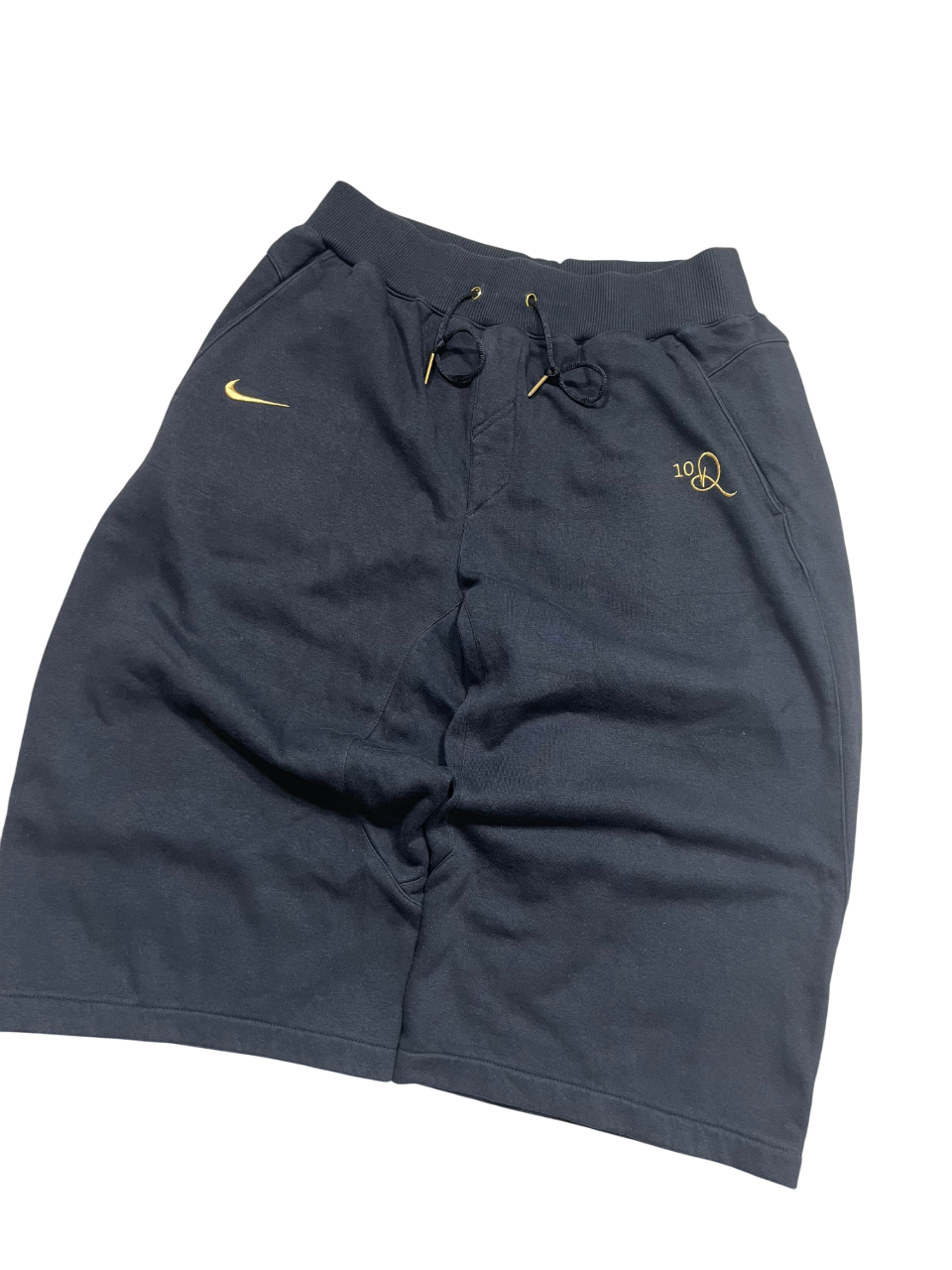 Fekete streetwear rövidnadrág arany Nike logóval és hímzett 10Q mintával, zsinóros derékkal