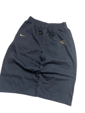 Fekete streetwear rövidnadrág arany Nike logóval és hímzett 10Q mintával, zsinóros derékkal
