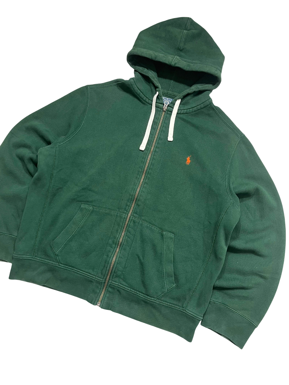 Zöld cipzáras kapucnis pulóver, elöl zsebekkel, vintage streetwear stílusban.