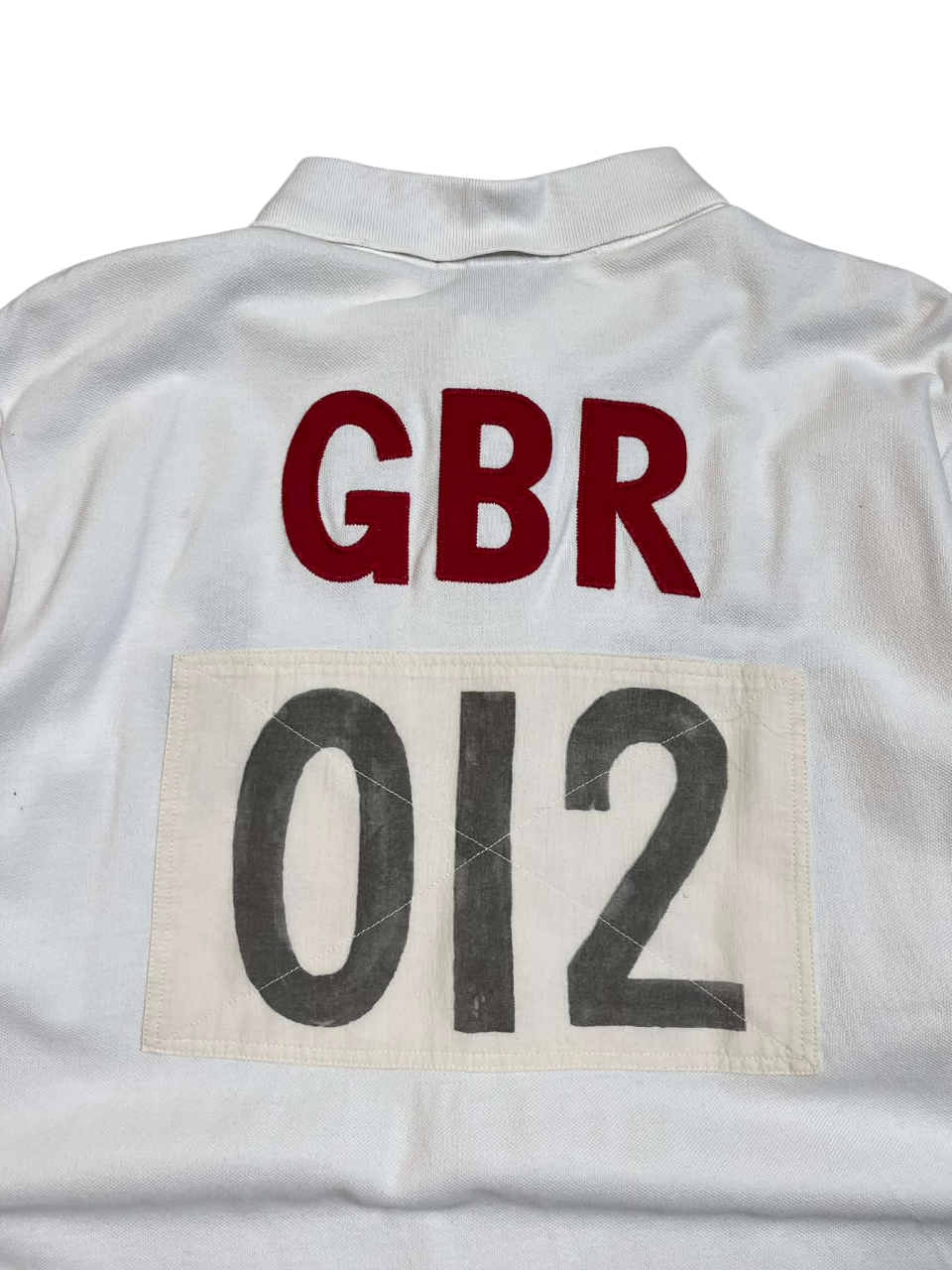 Fehér vintage streetwear póló, hátán piros GBR felirat és 012-es szám, sportos stílus