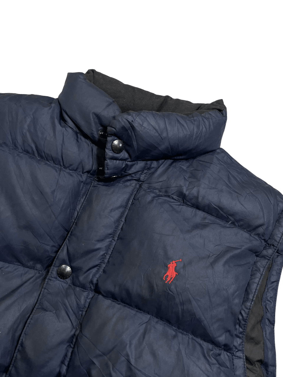 Sötétkék férfi pufi mellény piros lovas hímzéssel, vintage streetwear stílusban
