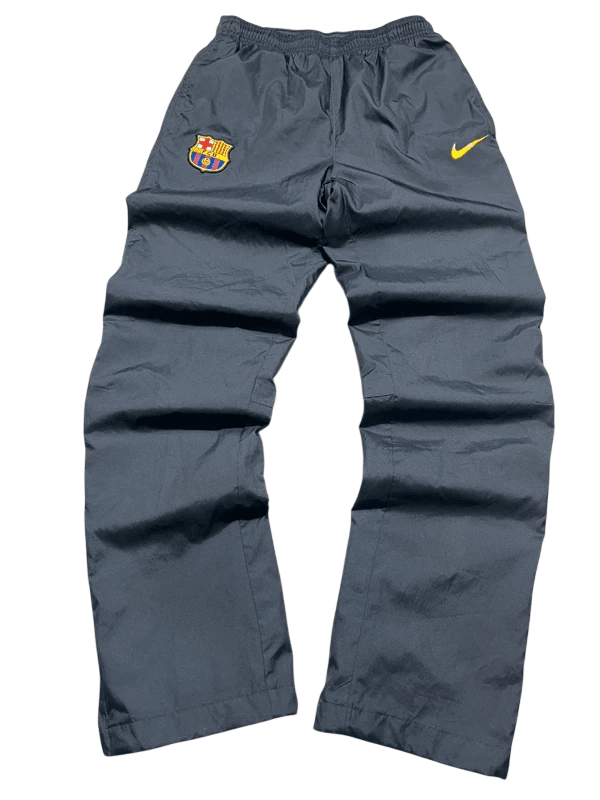 Fekete vintage Nike melegítőnadrág Barcelona logóval, streetwear stílusban