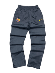 Fekete Nike melegítőnadrág, FC Barcelona címerrel, vintage streetwear stílus