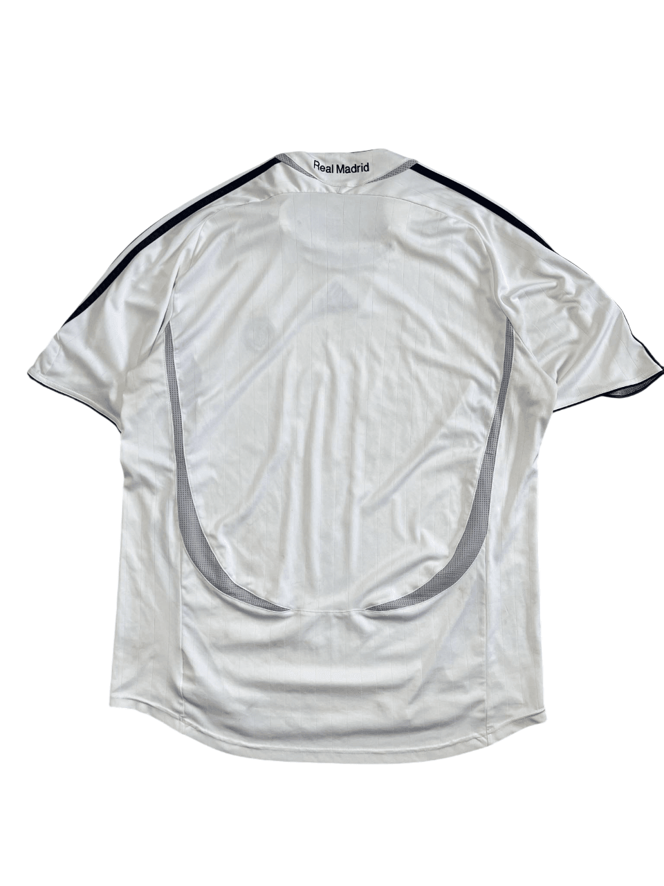 Fehér Real Madrid vintage focimez hátulnézetben, fekete részletekkel, streetwear stílusban