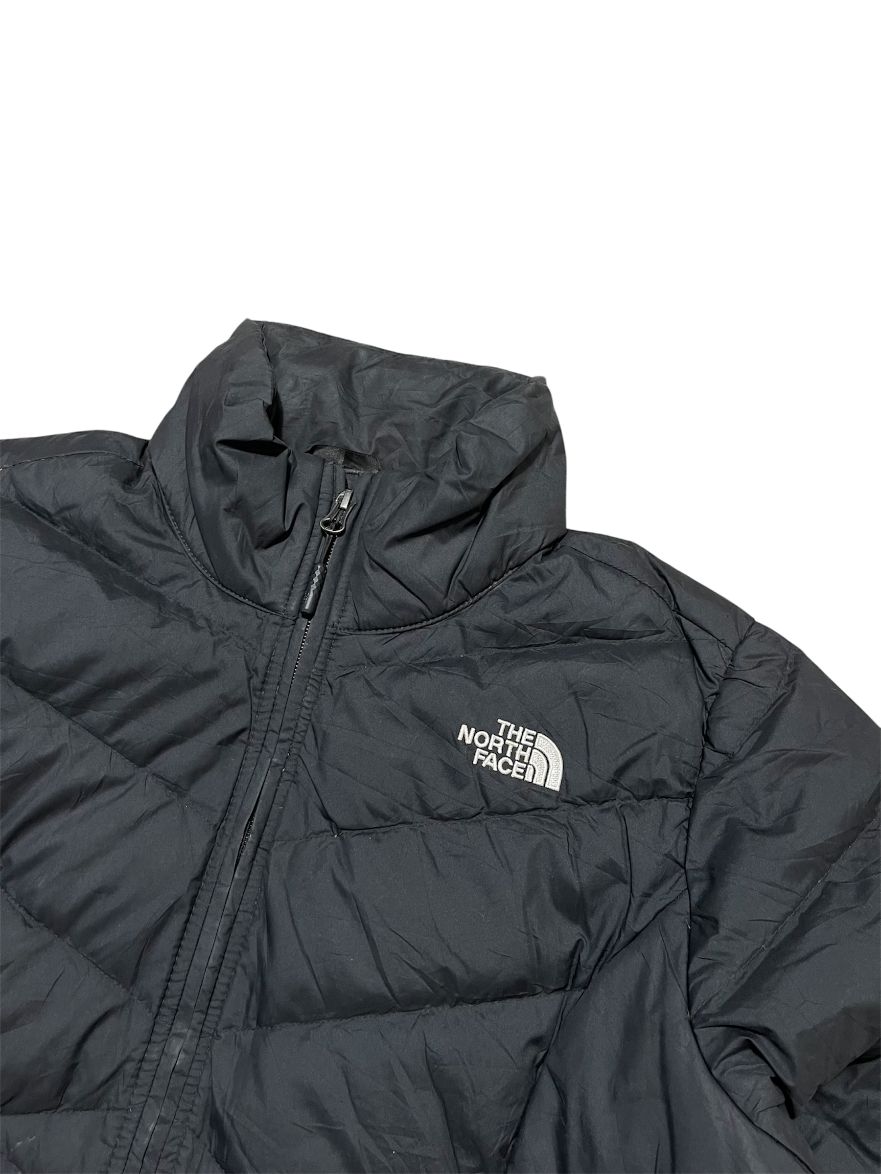 Fekete The North Face pufi dzseki cipzárral, vintage streetwear stílusban.