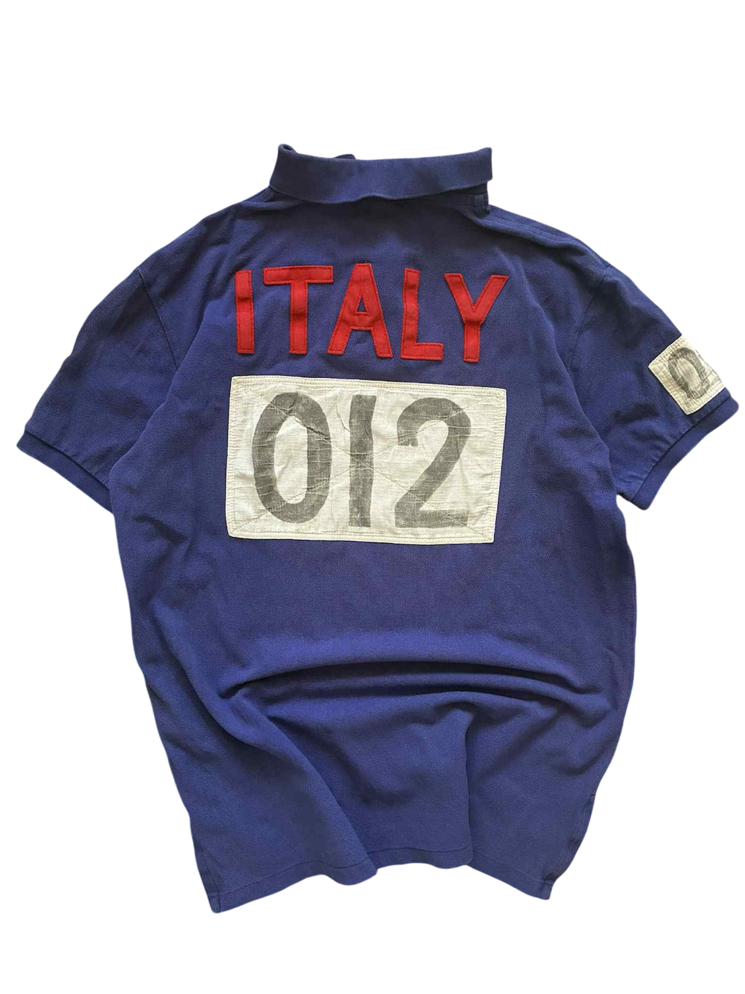 Kék vintage póló hátulján piros ITALY felirat, 012-es szám és sportos streetwear stílus