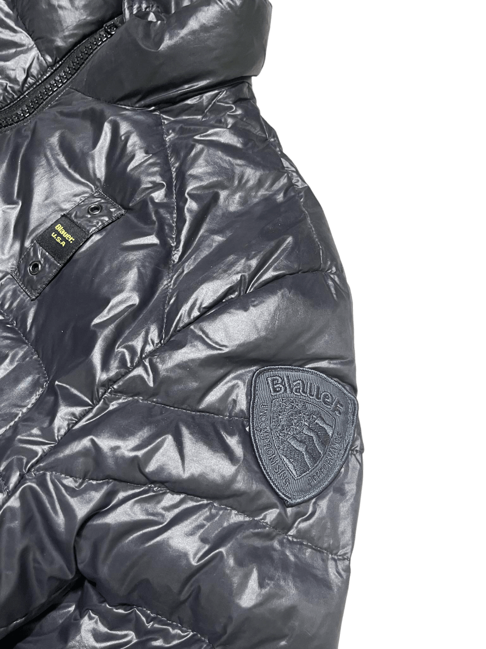 Fekete Blauer USA fényes steppelt kabát, vállrészen logóval, modern streetwear stílus