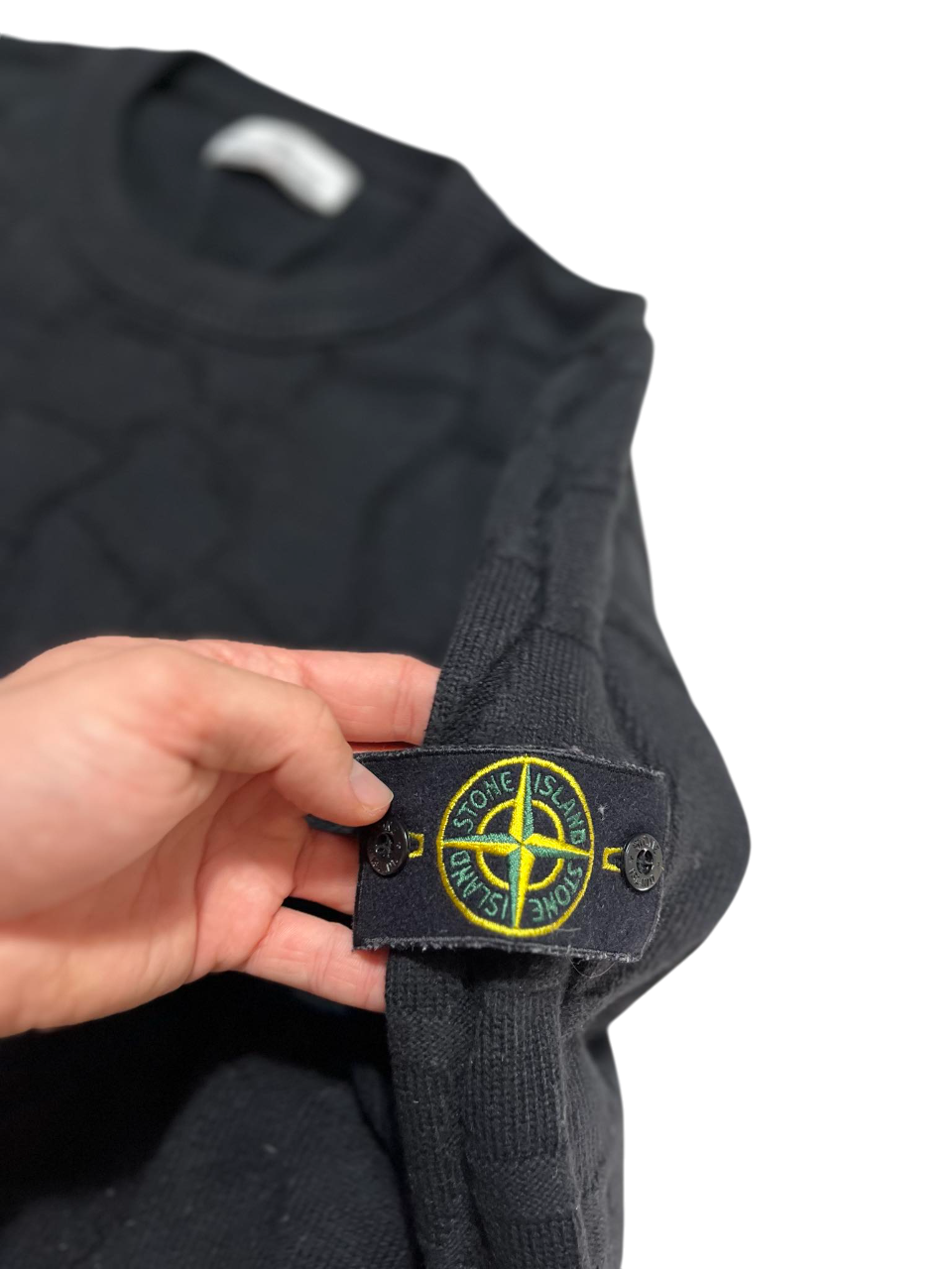 Fekete Stone Island streetwear pulóver sárga logós karrátéttal, vintage stílus