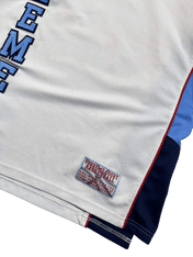 Vintage fehér streetwear kosárlabda mez kék-piros részletekkel és Supreme Court Basketball felirattal