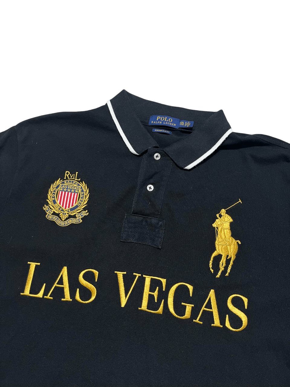 Fekete, galléros póló Ralph Lauren hímzett logóval, arany Las Vegas felirattal.