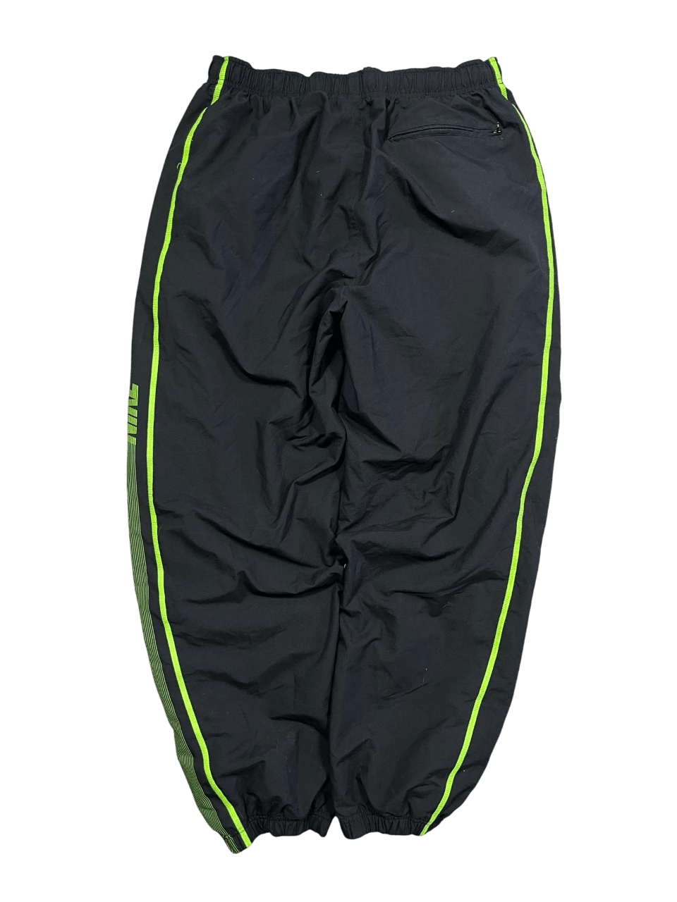 Fekete streetwear edzőnadrág neon zöld csíkozással, vintage stílusban, férfi divat