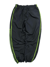 Fekete streetwear edzőnadrág neon zöld csíkozással, vintage stílusban, férfi divat
