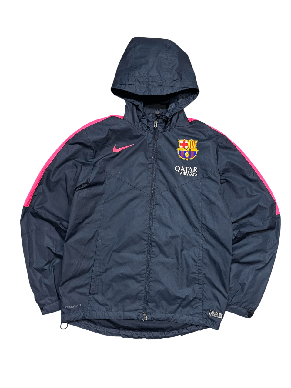 Férfi FC Barcelona sötétkék kapucnis Nike streetwear dzseki rózsaszín csíkkal, vintage stílusú.
