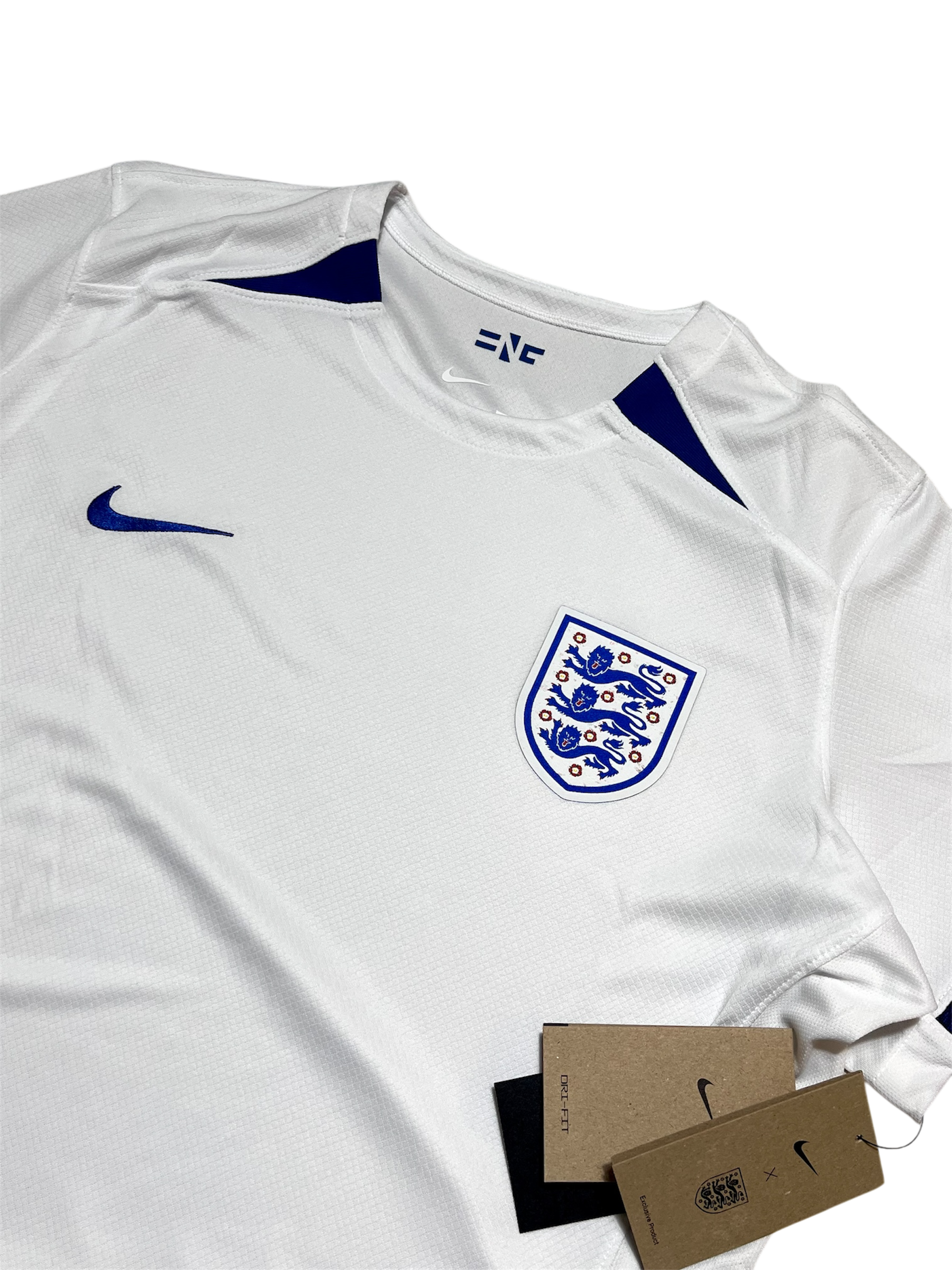 Fehér Anglia focimez Nike logóval, címkékkel, hímzett címerrel, streetwear stílusban