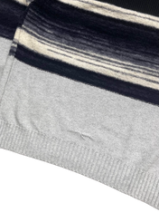 Szürke és fekete mintás streetwear pulóver alsó szegély részlet, vintage stílusban
