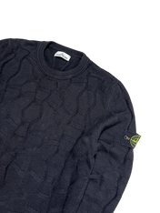 Fekete, mintás kötött Stone Island pulóver logóval az ujján, streetwear stílus