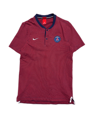 Piros-kék csíkos Paris Saint-Germain Nike galléros póló, rövid ujjú, streetwear stílusban.