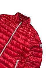 Piros pufi steppelt dzseki, bal karon logó, cipzáras, streetwear stílus