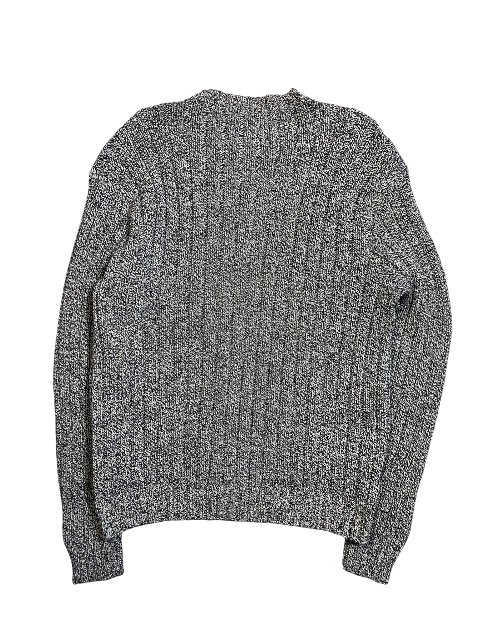 Szürke vintage kötött pulóver, bordázott mintával, streetwear stílusban, fekete háttéren