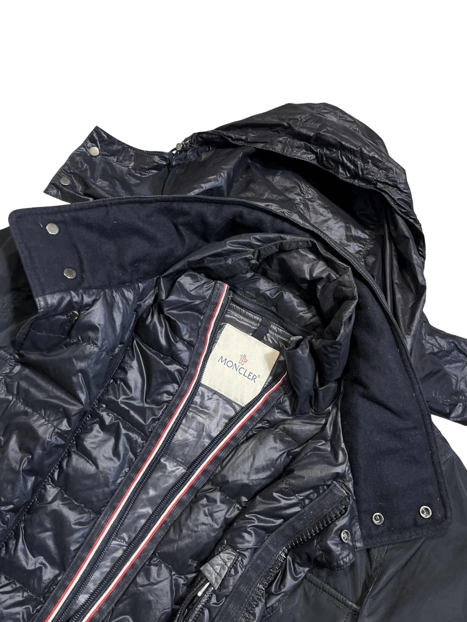 Fekete Moncler pufi dzseki kapucnival, steppelt streetwear dizájn, vintage stílus