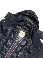 Fekete Moncler pufi dzseki kapucnival, steppelt streetwear dizájn, vintage stílus