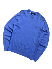 Kék, prémium pamut designer pulóver hímzett logóval streetwear stílusban, fekete háttéren.