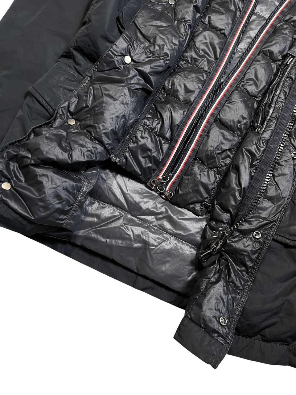 Fekete fényes, steppelt streetwear kabát, cipzárral és patentokkal.