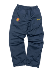 Sötétkék vintage Nike melegítőnadrág Barcelona hímzett logóval, streetwear stílusban.