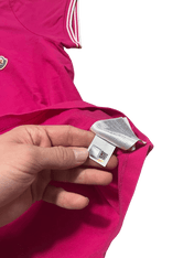 Pink női streetwear póló QR kódos címkével és fehér csíkos díszítéssel