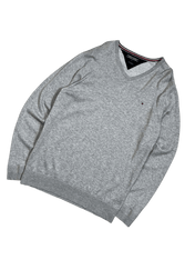 Szürke V-nyakú pulóver, hímzett logóval, vintage streetwear stílusban.