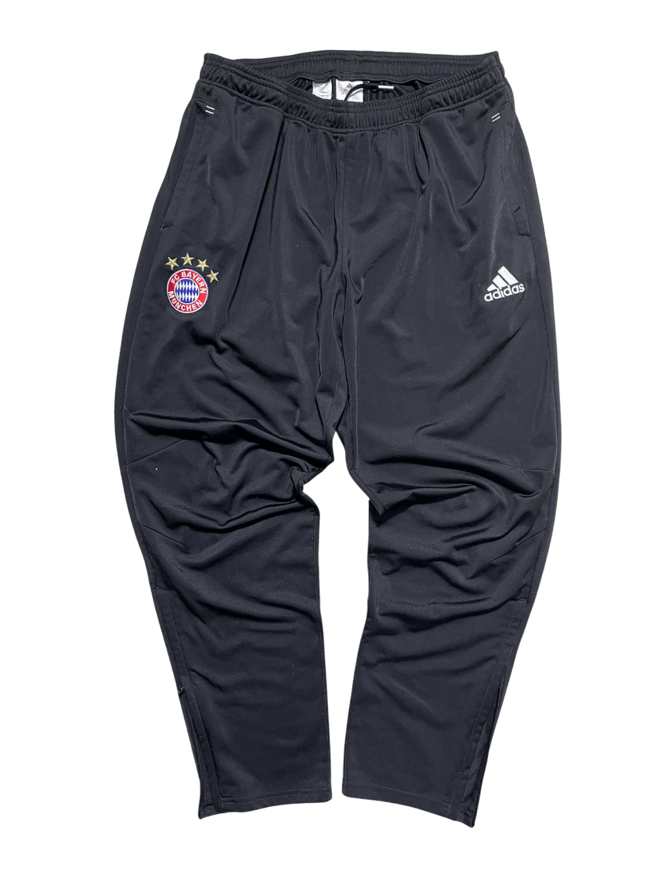 Fekete Adidas melegítőnadrág Bayern München logóval, streetwear stílusban