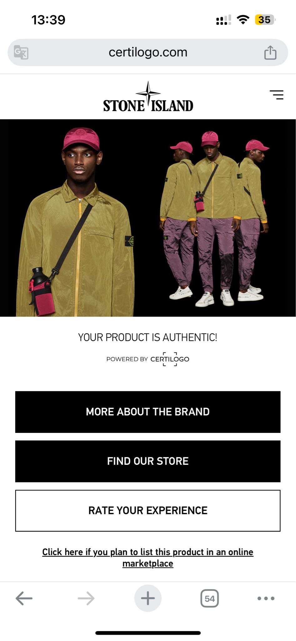 Férfi modell sárga Stone Island dzsekiben, lila nadrágban és rózsaszín sapkában, streetwear stílusban.