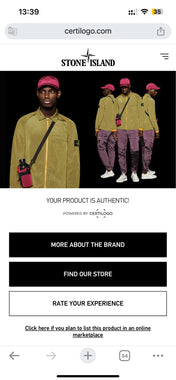 Férfi modell sárga Stone Island dzsekiben, lila nadrágban és rózsaszín sapkában, streetwear stílusban.