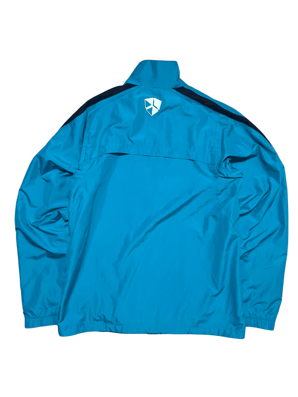 Kék vintage streetwear dzseki, fekete vállpánttal és geometrikus logóval a hátán.
