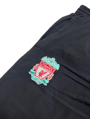Fekete streetwear nadrág Liverpool hímzett logóval, vintage stílusban