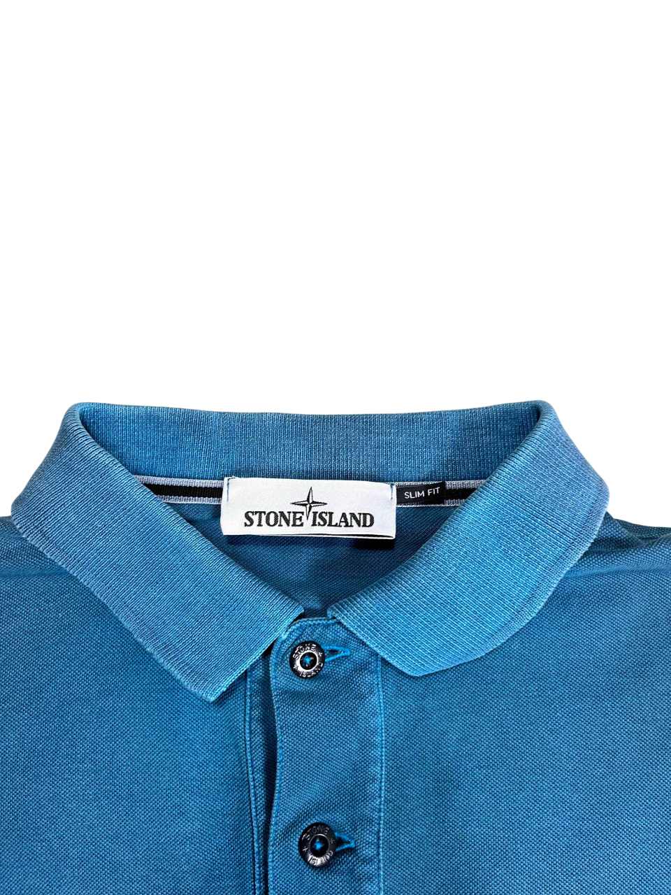 Stone Island kék galléros póló, slim fit, streetwear stílus, nyak címkével