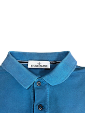 Stone Island kék galléros póló, slim fit, streetwear stílus, nyak címkével