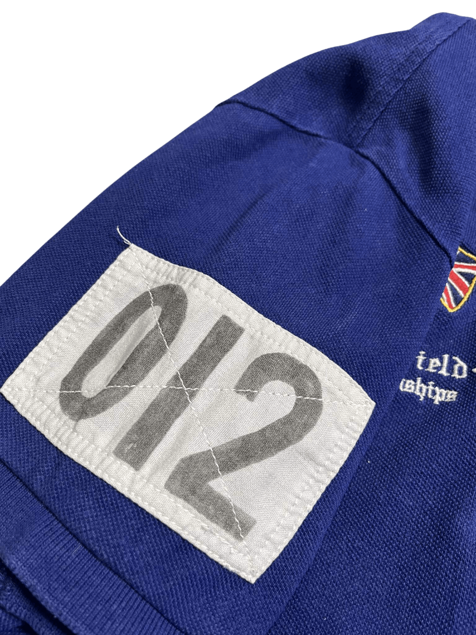 Sötétkék vintage póló nagy fehér szám felvarróval és brit zászlós részlettel
