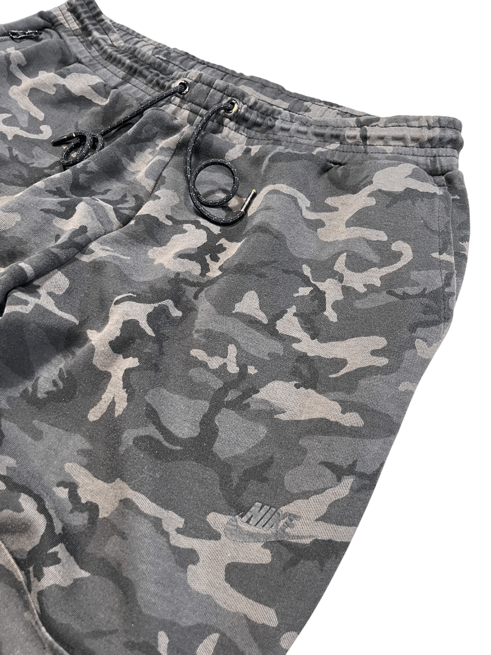 Férfi Nike terepmintás melegítőnadrág húzózsinórral, designer streetwear stílus