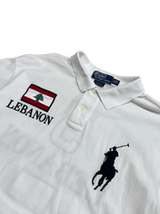 Fehér vintage férfi galléros póló, rajta Libanon zászlóval és nagy hímzett lovas logóval.