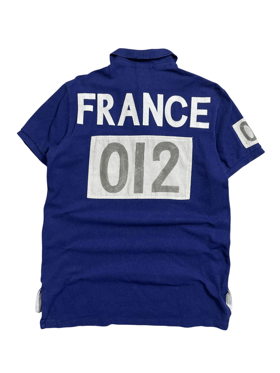 Sötétkék vintage póló FRANCE felirattal és 012 számmal hátul, streetwear stílusban.