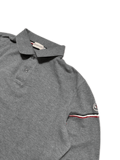Szürke Moncler galléros póló vintage streetwear stílusban, hímzett logóval az ujjon.