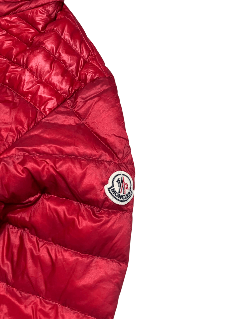 Piros, fényes steppelt kabát Moncler logóval, vintage streetwear stílus.