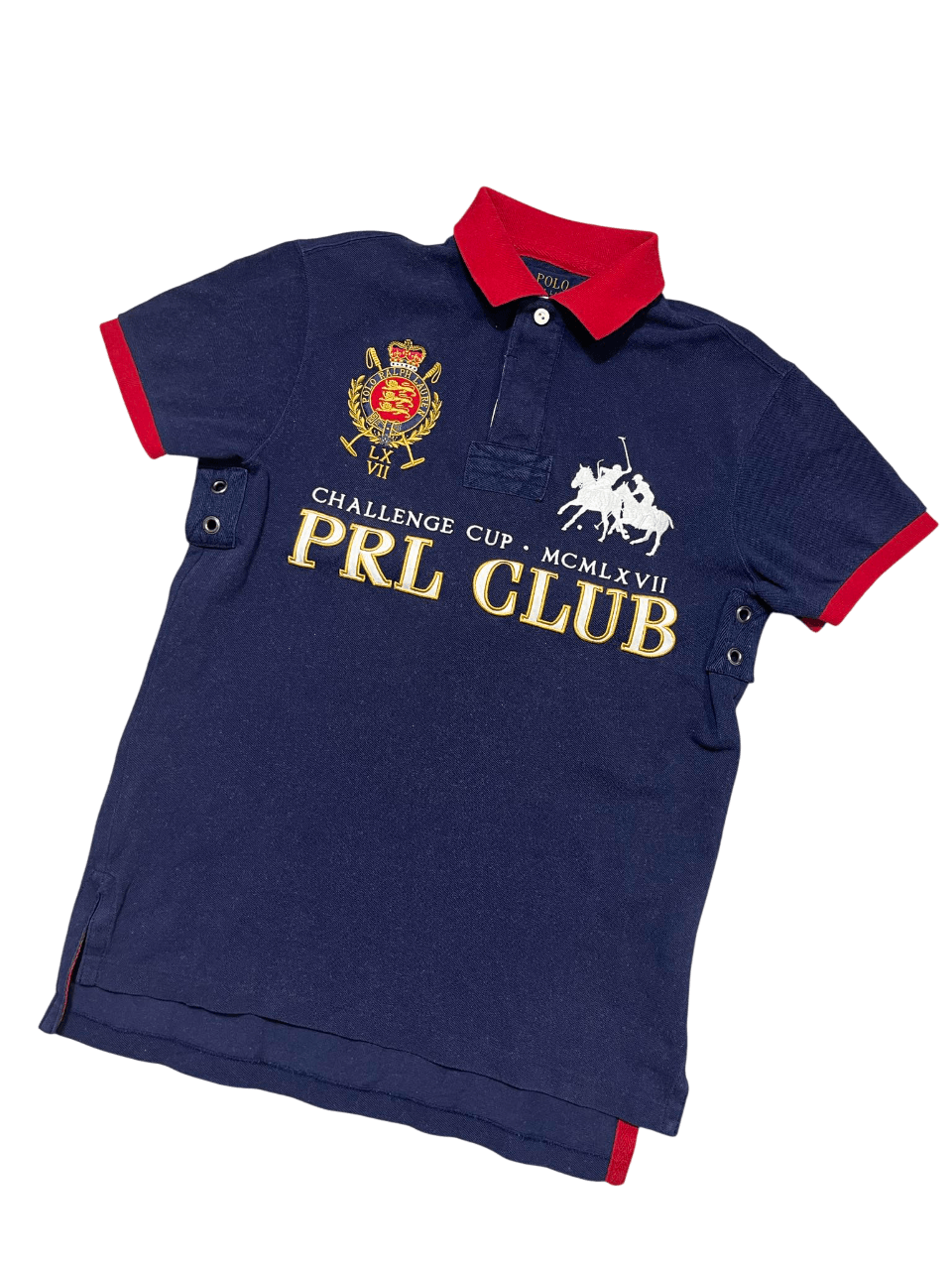 Sötétkék vintage póló piros gallérral, hímzett PRL CLUB felirattal és lovas logóval