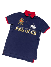 Sötétkék vintage póló piros gallérral, hímzett PRL CLUB felirattal és lovas logóval