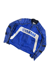 Kék Yamaha motoros dzseki cipzáras zsebekkel, fehér díszítéssel, streetwear stílusban