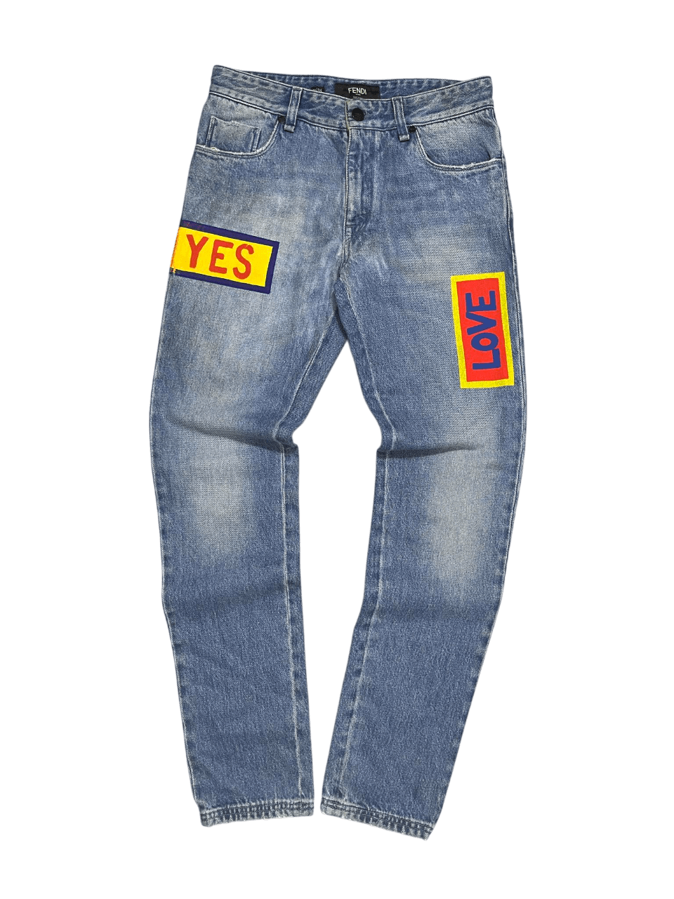 Vintage stílusú világoskék farmernadrág, színes YES és LOVE felvarrókkal, streetwear divat