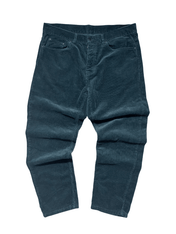 Férfi sötétkék kordbársony nadrág, vintage streetwear stílusban, fehér háttéren