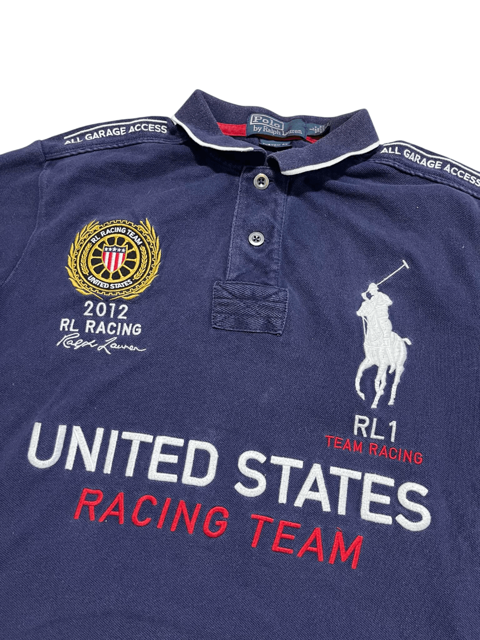Sötétkék vintage Polo Ralph Lauren galléros póló, hímzett USA Racing Team logóval és díszítésekkel.